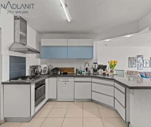 מגדל המנורה, אבני חן (קייזר)