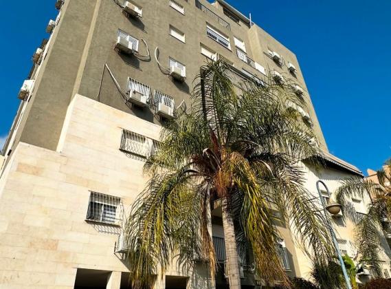 דקר 11, גני יער