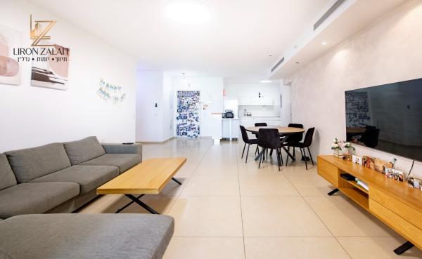 גולדה מאיר 13, פסגות אפק