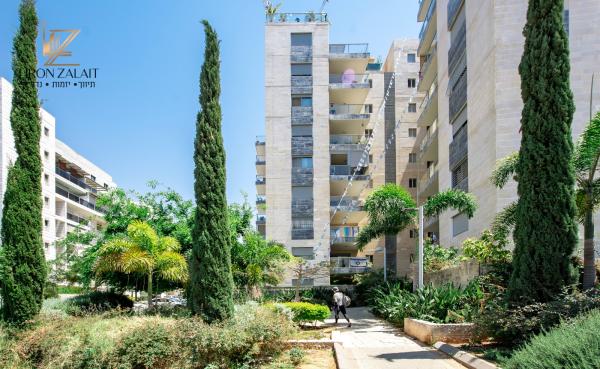 גולדה מאיר 13, פסגות אפק