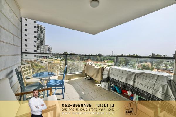 בשכונת נרקיסים