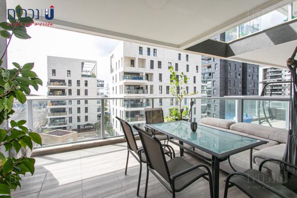 נוי, נאות פרס