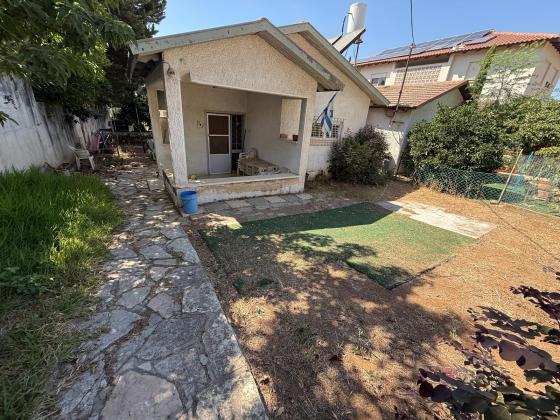 בשכונת שיכון ותיקים