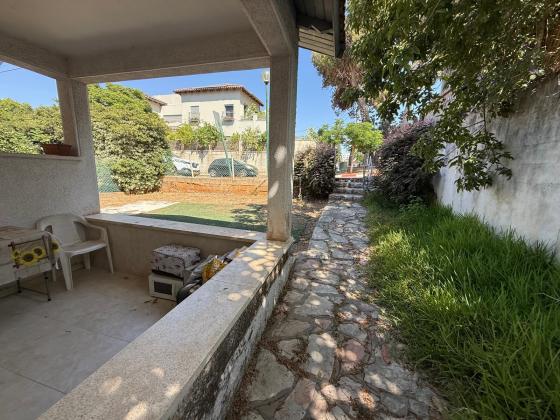 בשכונת שיכון ותיקים