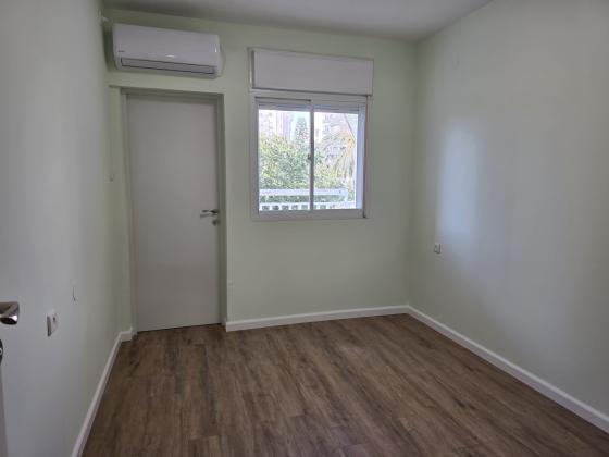 אהרון בוגנים 1, רמת דן וגבעת הדר