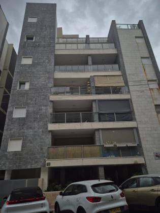 גרינשטיין 13, קרול