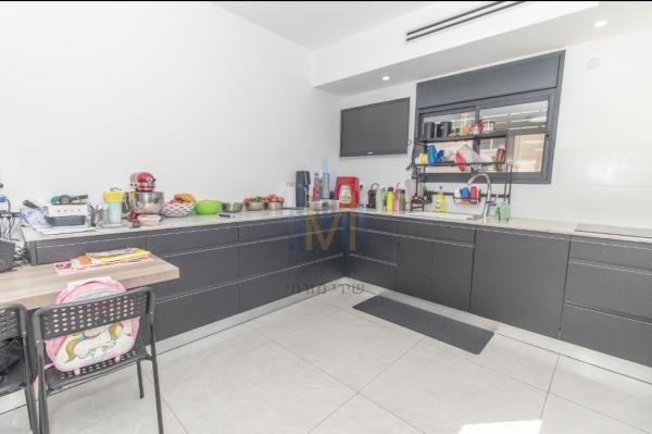 בשכונת אחוזה