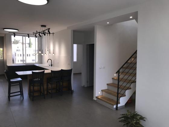 סוקולוב 82, אלון