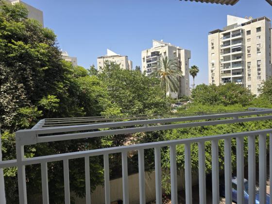 אהרון בוגנים 1, רמת דן וגבעת הדר