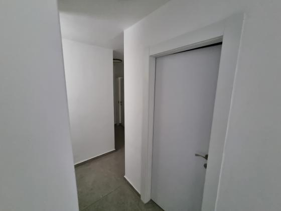 שמואל הנגיד 12, מרכז