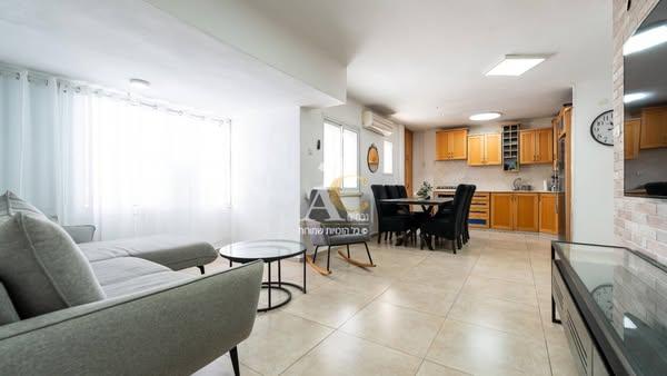 בשכונת התקווה