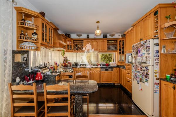 בשכונת כפר שלם