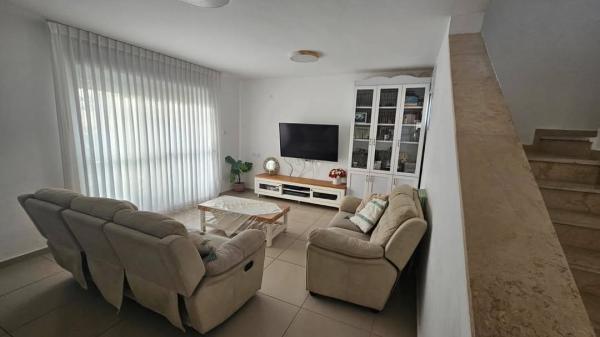 לילך 16, רמת השקד