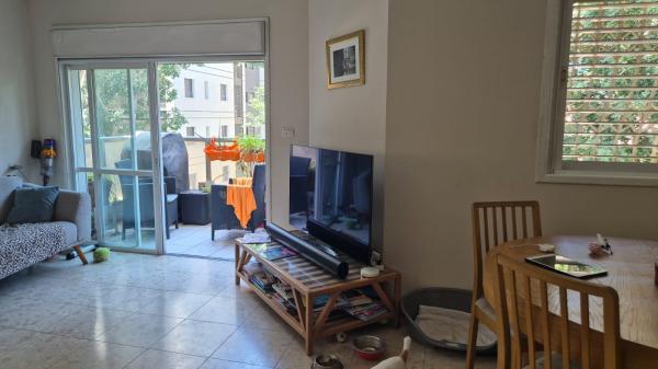 יהודית 9, החרוזים