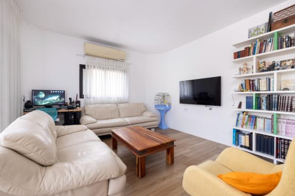 צנחנים 14, מרכז העיר