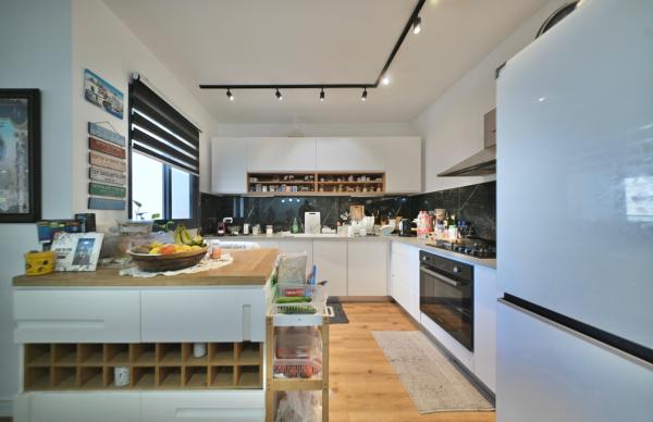 שלמה לוי 1, נוריות