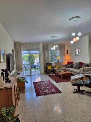 אדם בקרמן 7, השומר