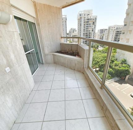 צמרות 6, הרצליה הצעירה