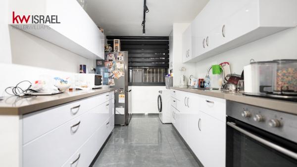 מפרץ שלמה, קריית שרת