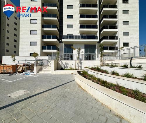 יצחק שמיר, גבעת הרקפות