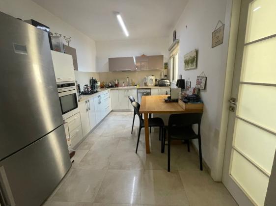 בשכונת פרחים;דגניה