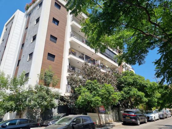 שמואל הנגיד 12, מרכז