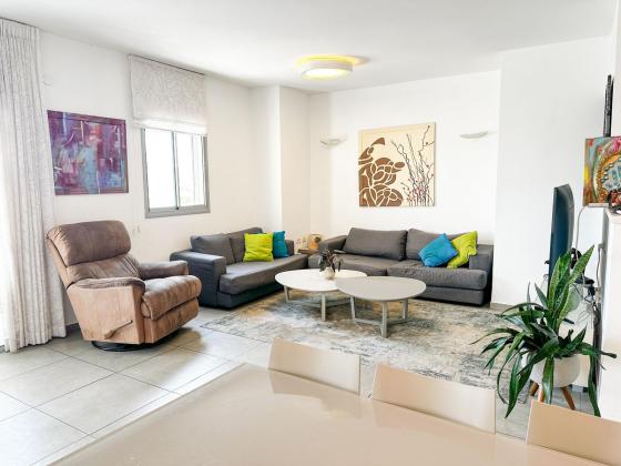 אף על פי כן 43, מול היקב