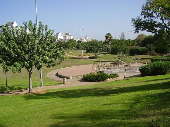 שדמות דבורה 18, קרית גנים