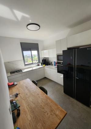 שתולים 61, עזרא והארגזים