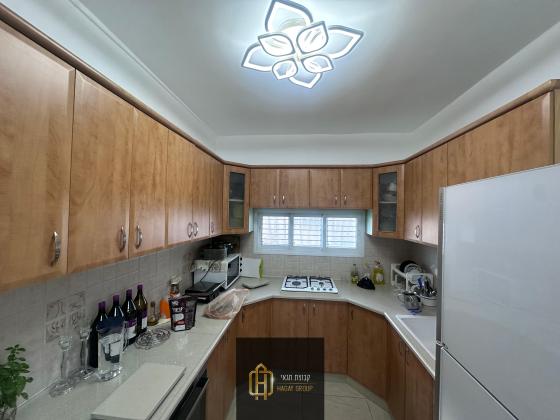 אחרון 2, קרית שלום