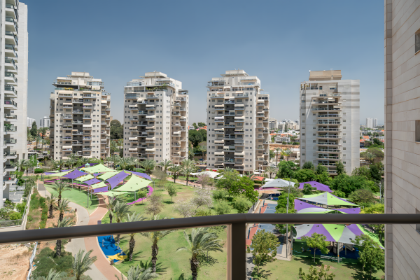 שדרות האלונים 10, צמרות המושבה