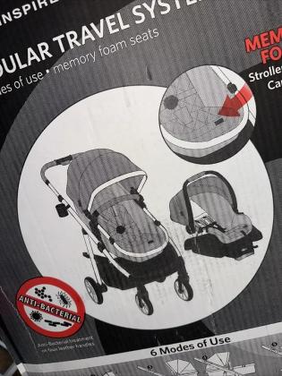 עגלת תינוק ומושב בטיחות לתינוק