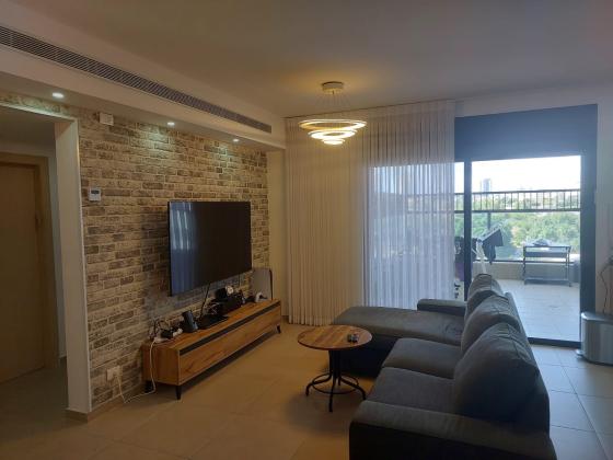 שולמית אלוני 13, בנות חיל