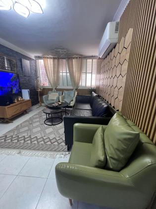 גר צדק 1, דקר