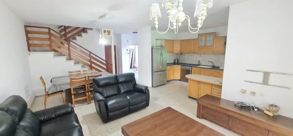 הפרדס 63, מגדים