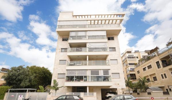 ז'בוטינסקי 34, מרכז העיר