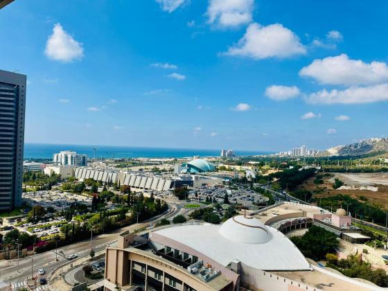 זוהר 12, נאות פרס