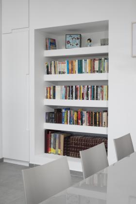 אף על פי כן 43, מול היקב