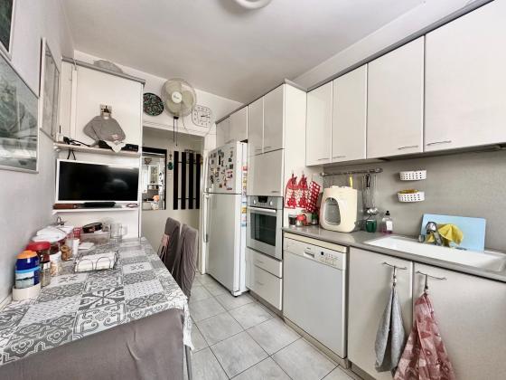 אחד העם 11, המרכז השקט