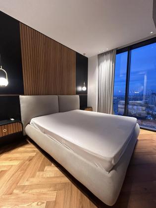 הרב ניסנבאום 37, רובע העסקים