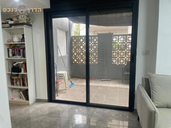 נתן אלבז, רובע ו