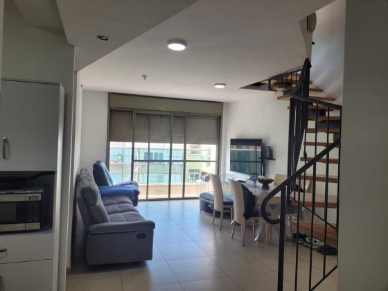 ביאליק 8, קרית עבודה