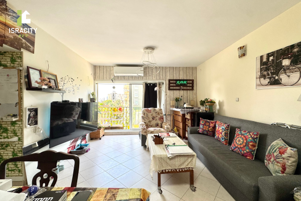 בשכונת שיכון חברת חשמל