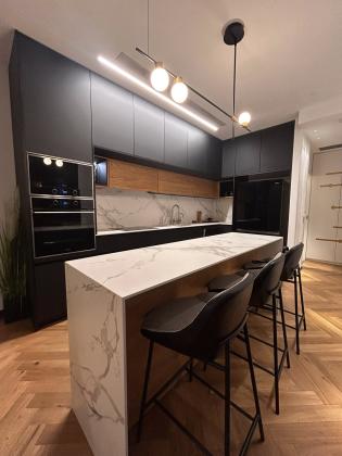 הרב ניסנבאום 37, רובע העסקים