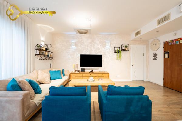 אהוד מנור 8, קרית אילון