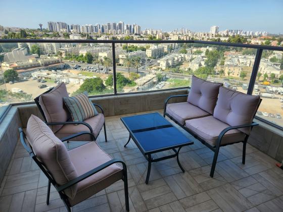 יגאל אלון 2, המרכז האזרחי