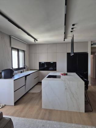 שלמה לוי 8, נרקיסים