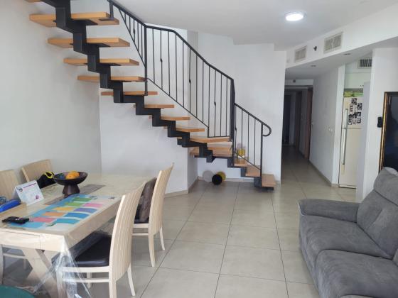 ביאליק 8, קרית עבודה