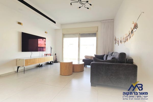 הצנחנים 28, מחנה יהודה