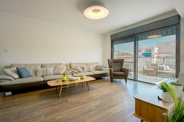 שוהם 25, אבני חן